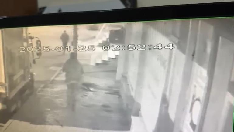 Arnavutköy’de havluları asmak için dükkandan dışarı çıkan berber silahlı saldırıda öldürüldü