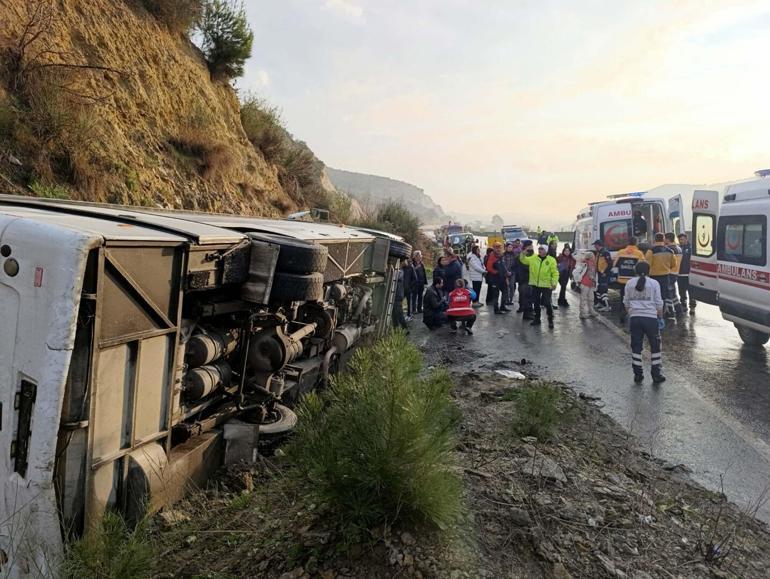 Festivale gidenleri taşıyan tur midibüsü devrildi; 23 yaralı