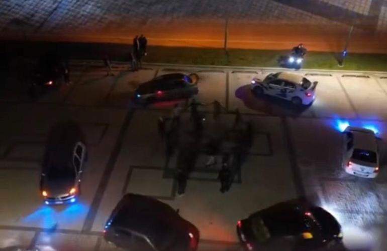 Otomobilleriyle müzik eşliğinde kutu kutu pense oynadılar