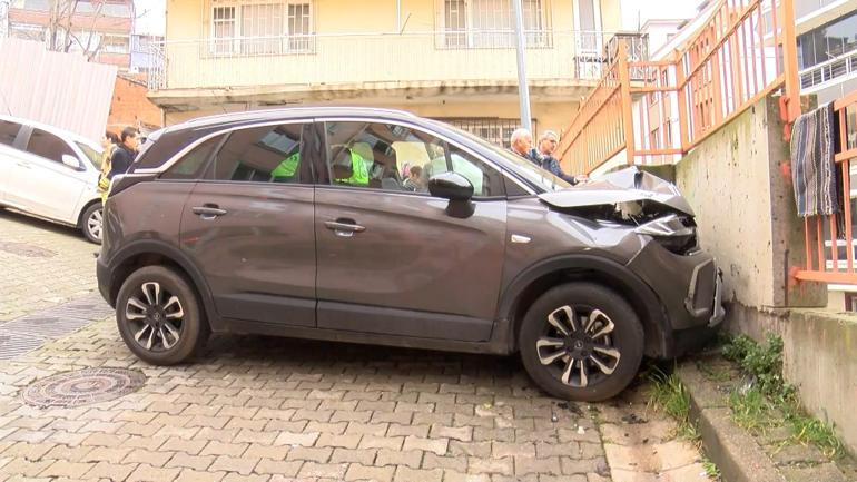 Kağıthane’de yokuştan kayan otomobil istinat duvarına çarptı