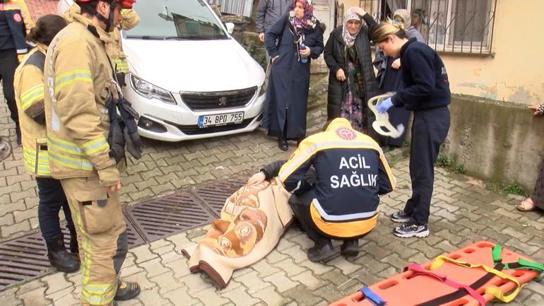 Kağıthane’de yokuştan kayan otomobil istinat duvarına çarptı