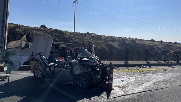 Şanlıurfa’da hafif ticari araç ile TIR çarpıştı: 1 ölü, 1 yaralı