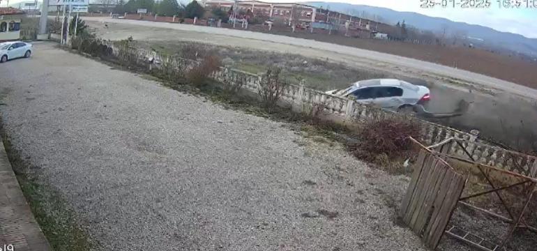 İş yerinin duvarına çarpan otomobilin sürücüsü öldü