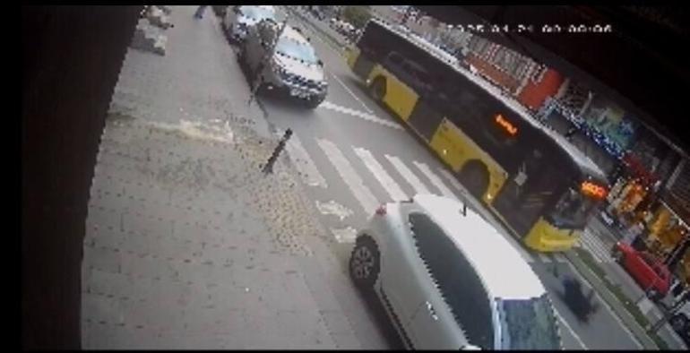 Gaziosmanpaşada İETT otobüsünün çarptığı kadın hayatını kaybetti: Kaza kamerada