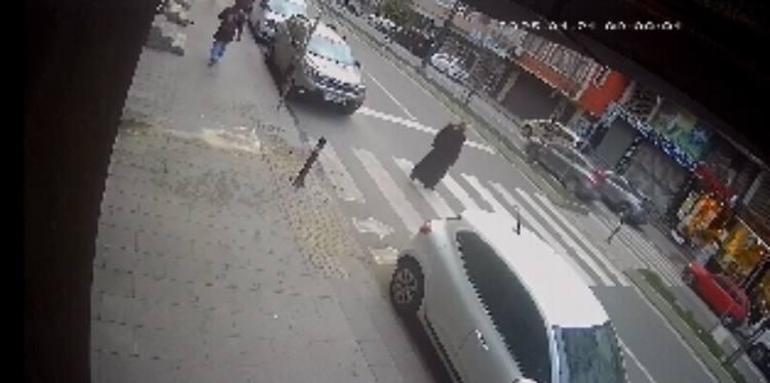 Gaziosmanpaşada İETT otobüsünün çarptığı kadın hayatını kaybetti: Kaza kamerada