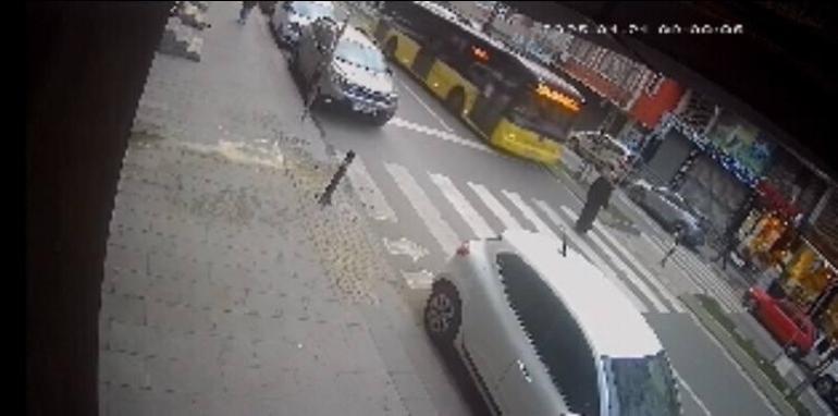 Gaziosmanpaşada İETT otobüsünün çarptığı kadın hayatını kaybetti: Kaza kamerada