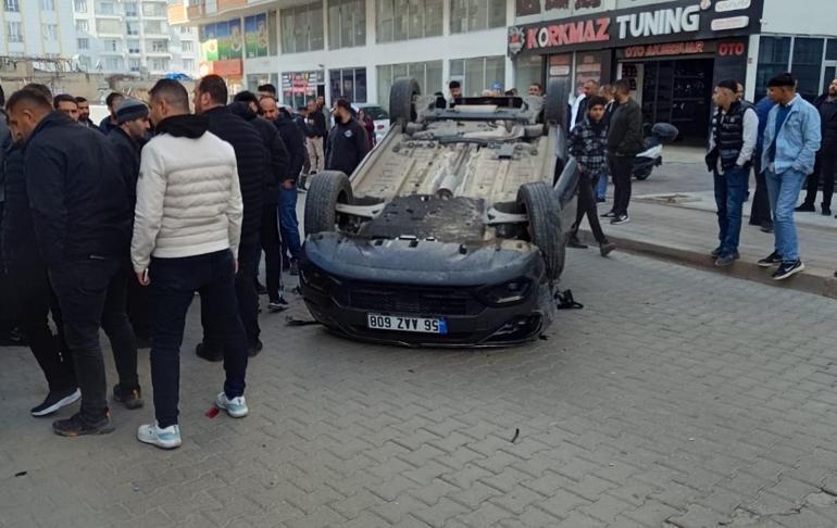 Otomobil, park halindeki araca çarpıp takla attı