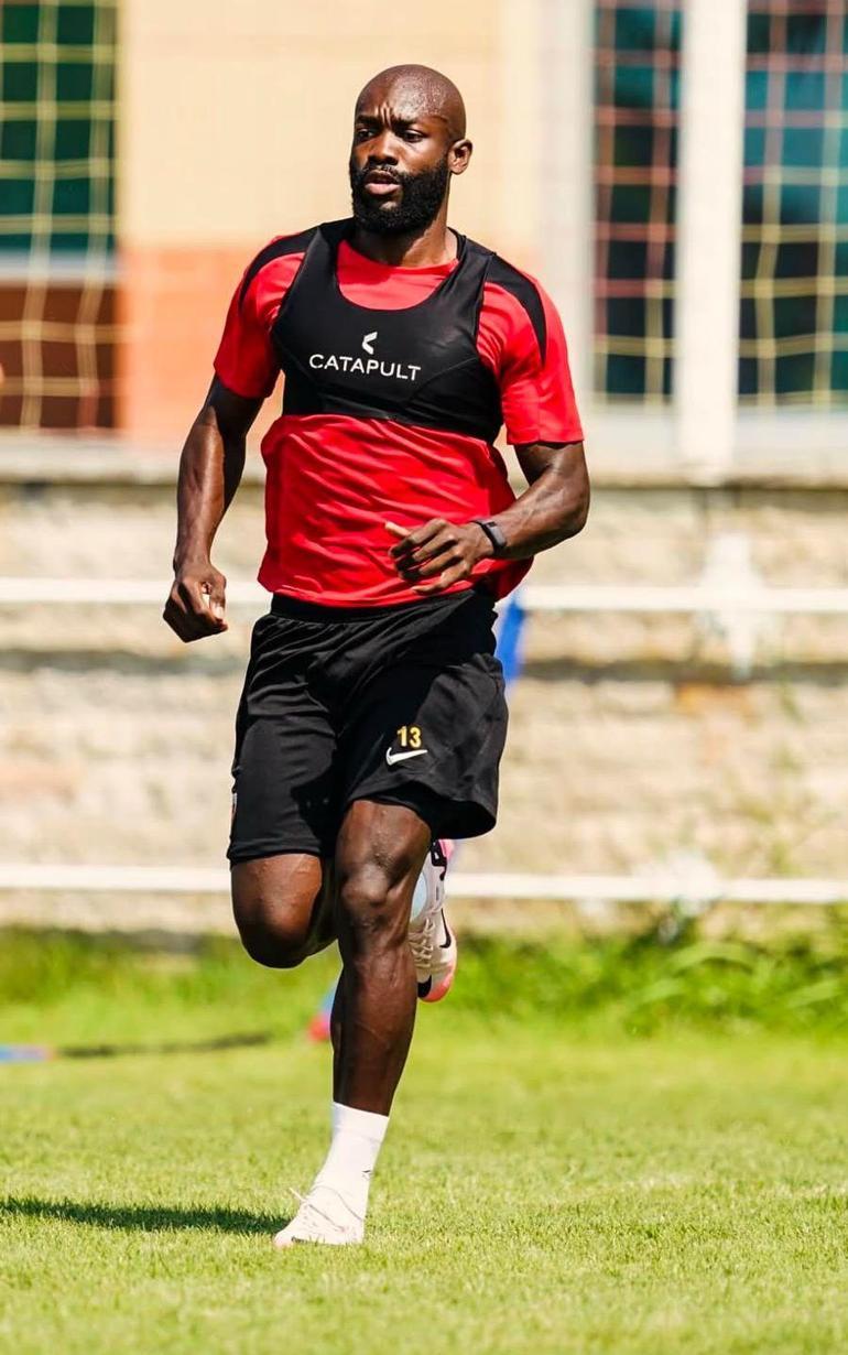 Kayserispor, takım arkadaşına tokat atıp, kırmızı kart gören Bahoken’i kadro dışı bıraktı