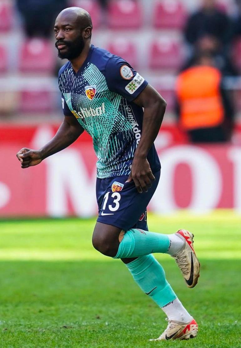 Kayserispor, takım arkadaşına tokat atıp, kırmızı kart gören Bahoken’i kadro dışı bıraktı