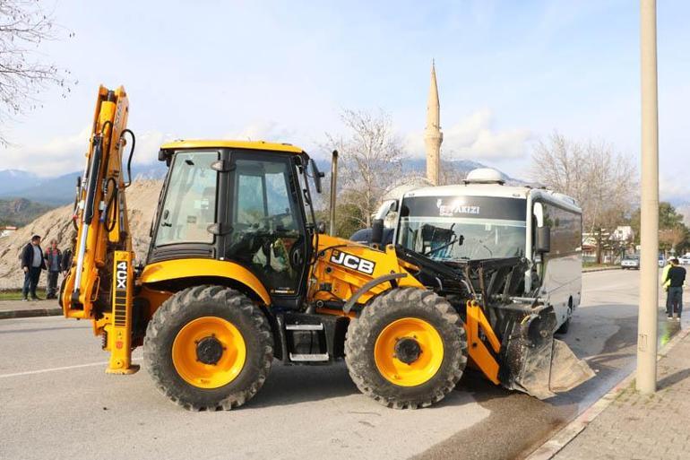 Midibüs ile iş makinesi çarpıştı; 15i çocuk, 23 yaralı