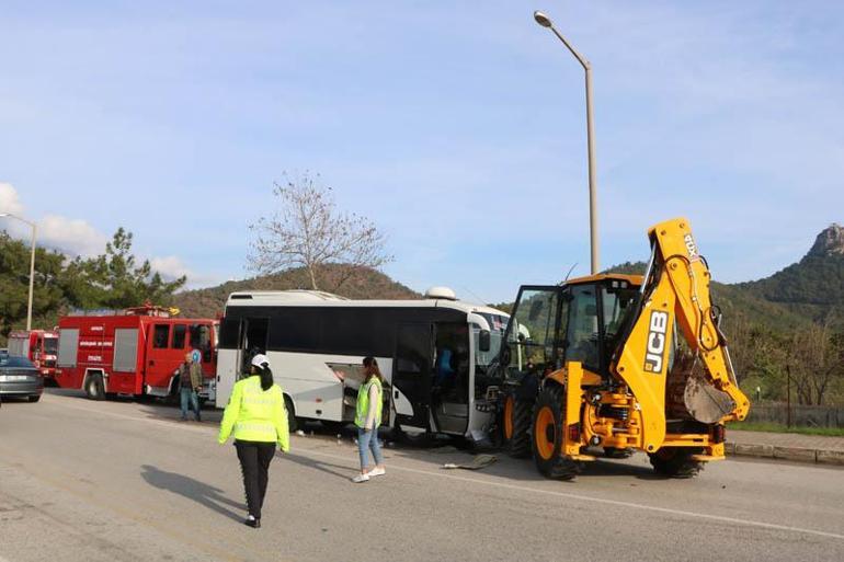 Midibüs ile iş makinesi çarpıştı; 15i çocuk, 23 yaralı