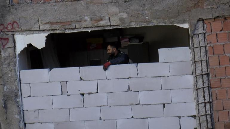 Bahçelievlerde yıkılan binanın bitişiğindeki apartmanın bodrum katı duvarsız kaldı