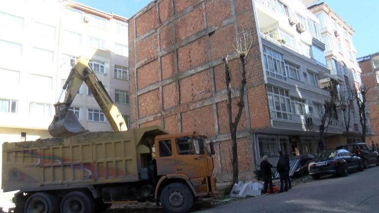 Bahçelievlerde yıkılan binanın bitişiğindeki apartmanın bodrum katı duvarsız kaldı