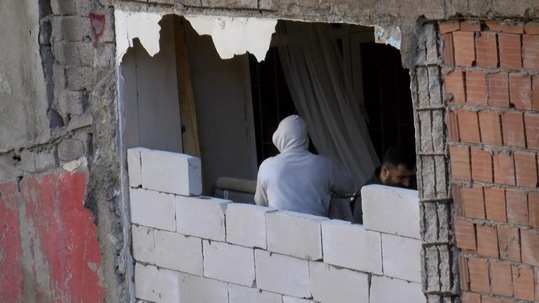 Bahçelievlerde yıkılan binanın bitişiğindeki apartmanın bodrum katı duvarsız kaldı