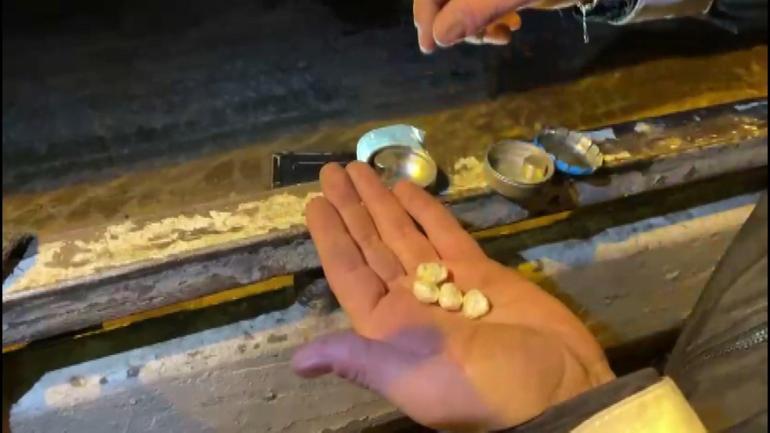 Pendikte otomobilin altına gizlenmiş şeker kutularından kokain çıktı; şüpheli tutuklandı