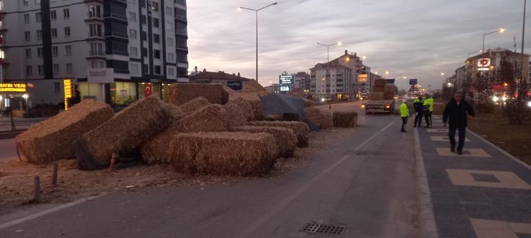 TIRda yüklü yonca balyaları yola devrildi, o anlar kamerada