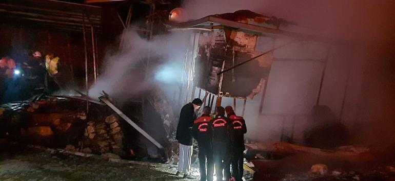 2 katlı prefabrik evde yangın; 1 ölü, 4 kişi dumandan etkilendi