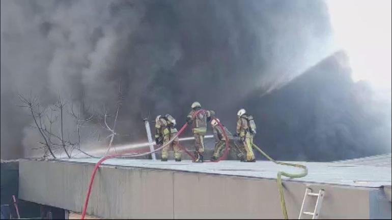 Çekmeköyde lastik deposundaki yangın kontrol altına alındı