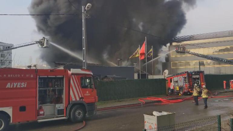 Çekmeköyde lastik deposundaki yangın kontrol altına alındı