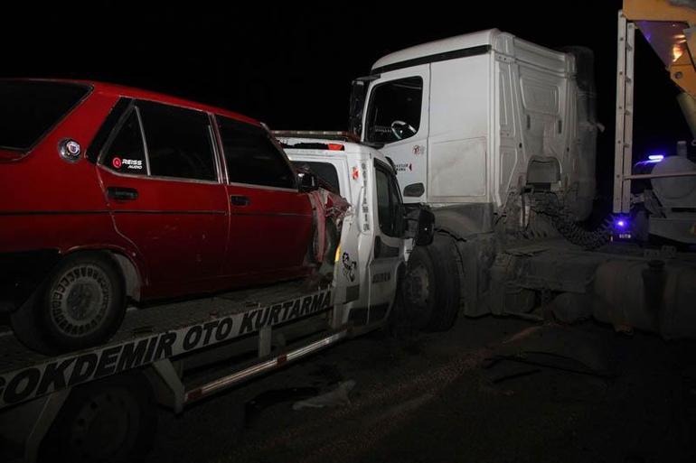 Yola kontrolsüz çıkan kamyona, çekici ve otomobil çarptı: 1 ölü, 4 yaralı