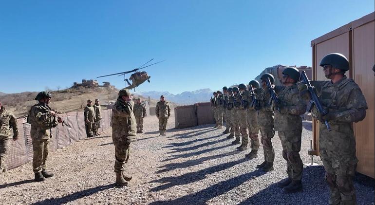 Orgeneral Bayraktaroğlu, Pençe Kaplan ve Pençe Kilit bölgelerinde incelemelerde bulundu