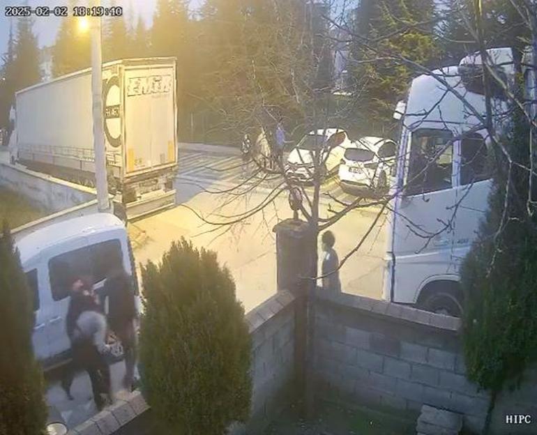 Kızlara kurusıkı tabancayla ateş açan 2 şüpheliyi; çöp atmaya çıkan Uzman Çavuş yakaladı