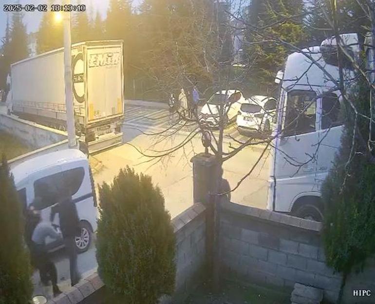 Kızlara kurusıkı tabancayla ateş açan 2 şüpheliyi; çöp atmaya çıkan Uzman Çavuş yakaladı