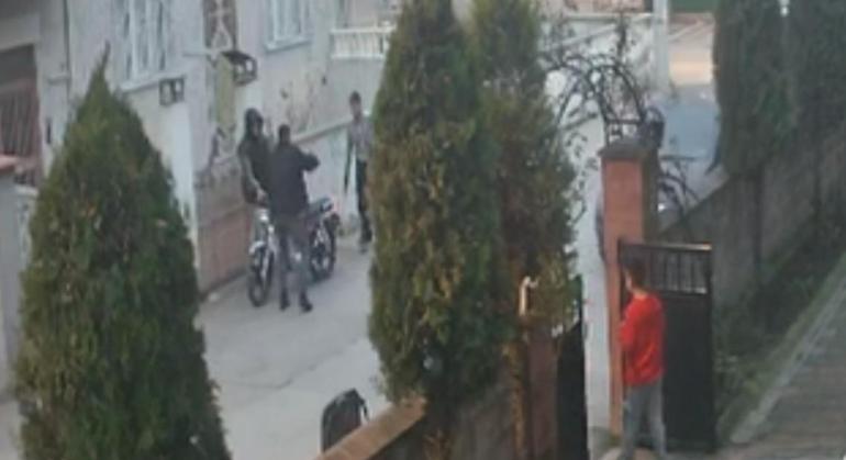 Kızlara kurusıkı tabancayla ateş açan 2 şüpheliyi; çöp atmaya çıkan Uzman Çavuş yakaladı