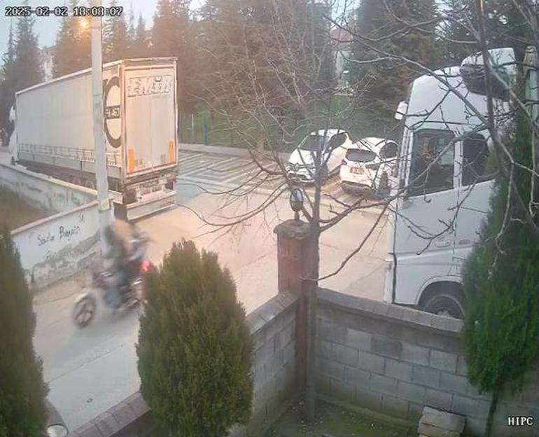Kızlara kurusıkı tabancayla ateş açan 2 şüpheliyi; çöp atmaya çıkan Uzman Çavuş yakaladı
