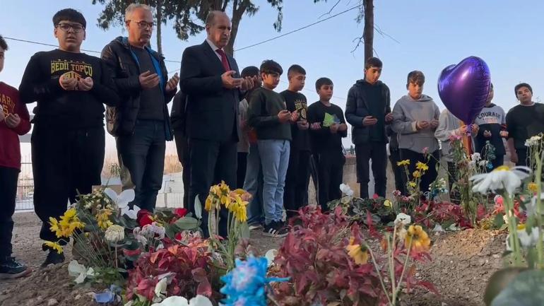 Kartalkayadaki otel yangınında ölen Doğan ailesi, okulların açıldığı ilk gün mezarları başında anıldı