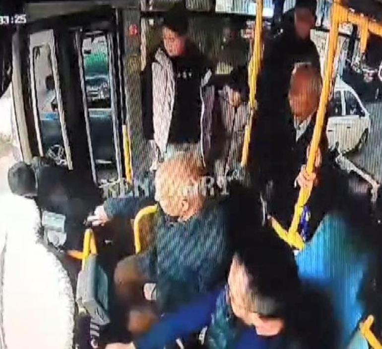 Belediye otobüsünde bayılan çocuk, kapı açılınca asfalta düştü, kafatası kırıldı