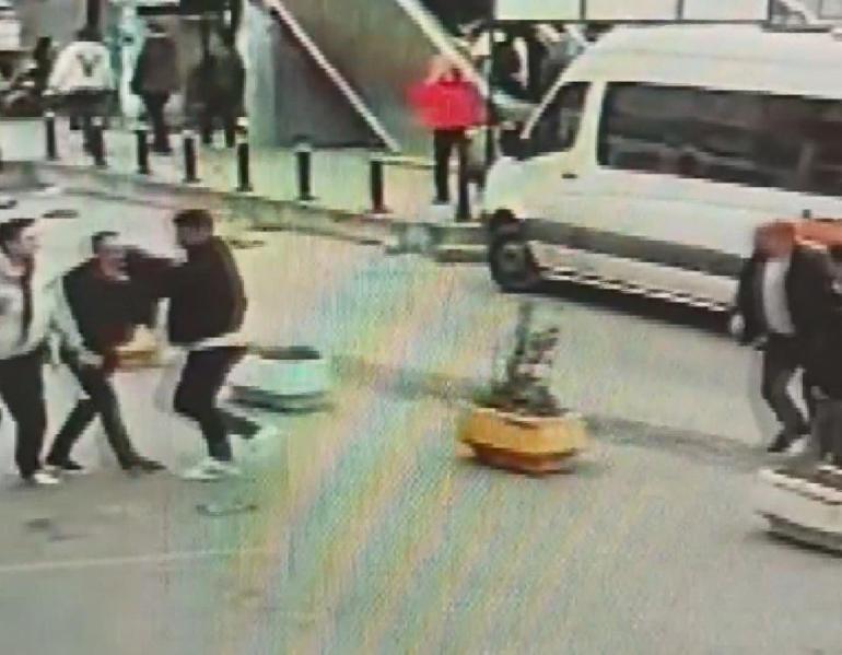 Büyükçekmecede minibüs şoförlerinin beyzbol sopalı kavgası kamerada: 1 ölü