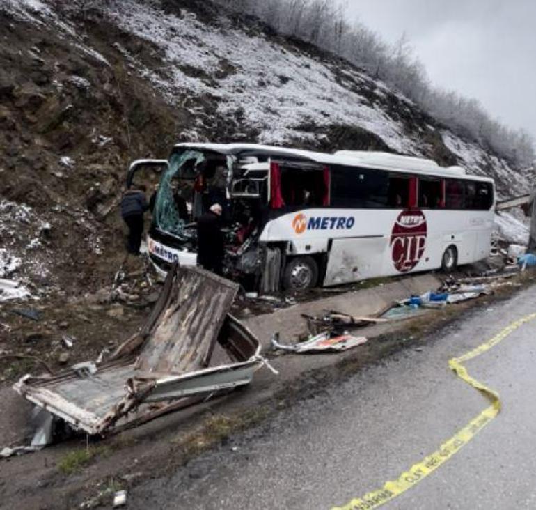 Samsunda yolcu otobüsü, kamyona çarptı; 1 ölü, 16 yaralı