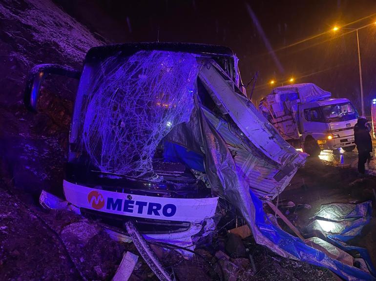 Samsunda yolcu otobüsü, kamyona çarptı; 1 ölü, 16 yaralı