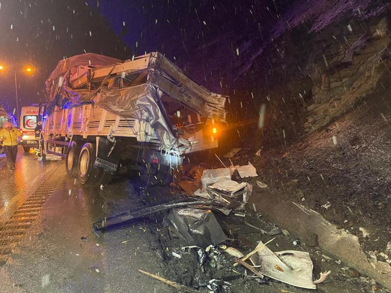 Samsunda yolcu otobüsü, kamyona çarptı; 1 ölü, 16 yaralı