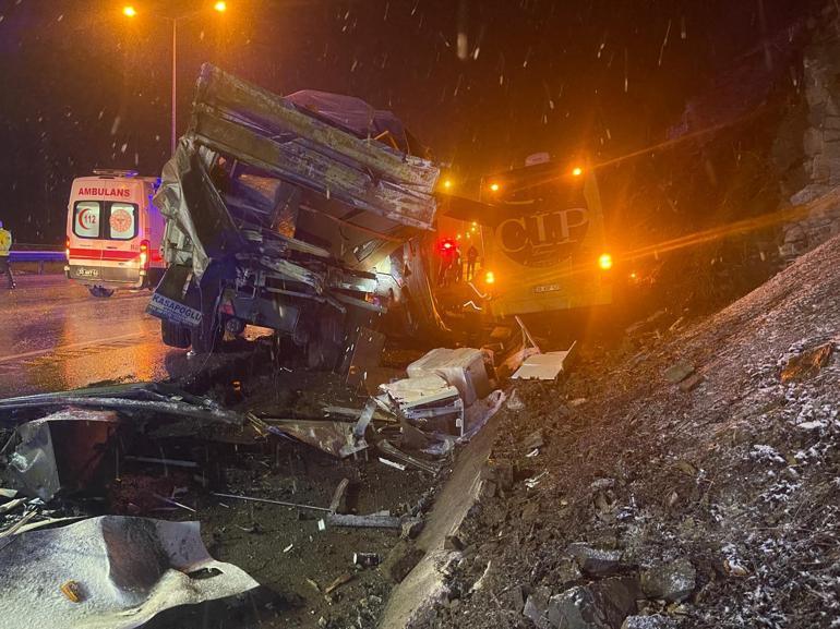 Samsunda yolcu otobüsü, kamyona çarptı; 1 ölü, 16 yaralı