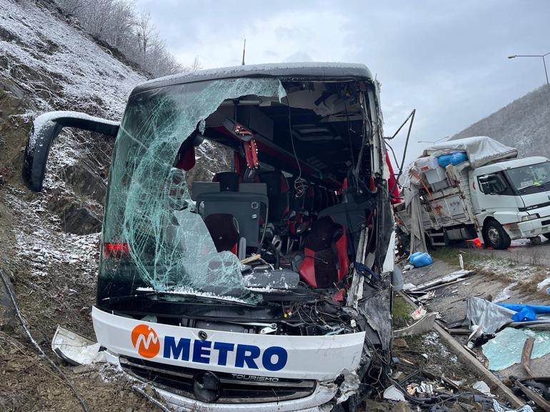 Samsunda yolcu otobüsü, kamyona çarptı; 1 ölü, 16 yaralı