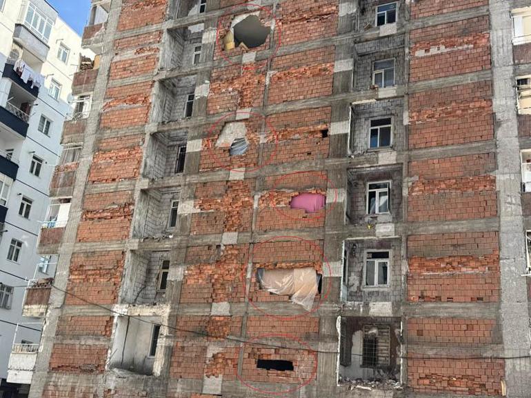 Yıkım sırasında zarar gören binaya tahliye kararı verildi; taşınamıyorlar