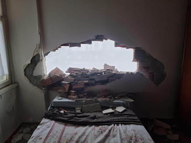 Yıkım sırasında zarar gören binaya tahliye kararı verildi; taşınamıyorlar