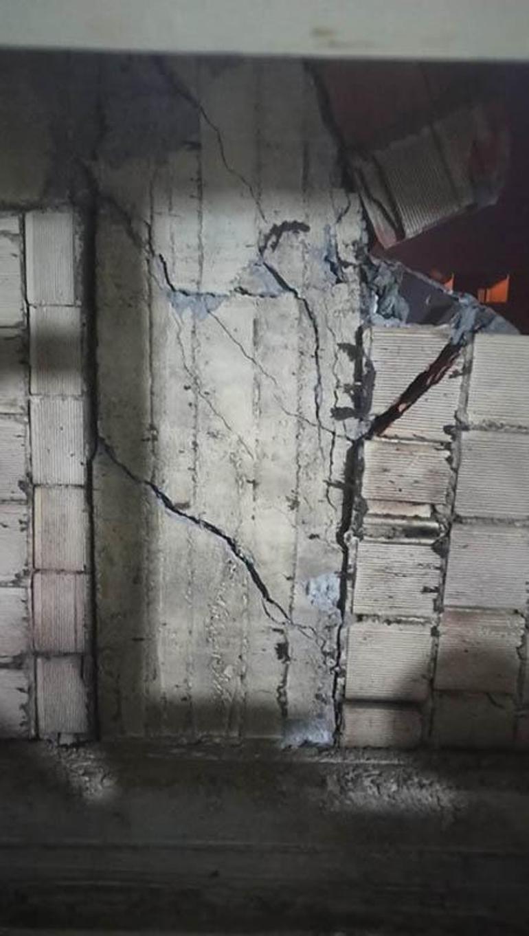 Yıkım sırasında zarar gören binaya tahliye kararı verildi; taşınamıyorlar