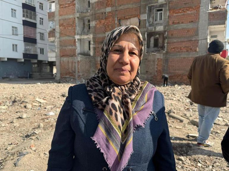 Yıkım sırasında zarar gören binaya tahliye kararı verildi; taşınamıyorlar
