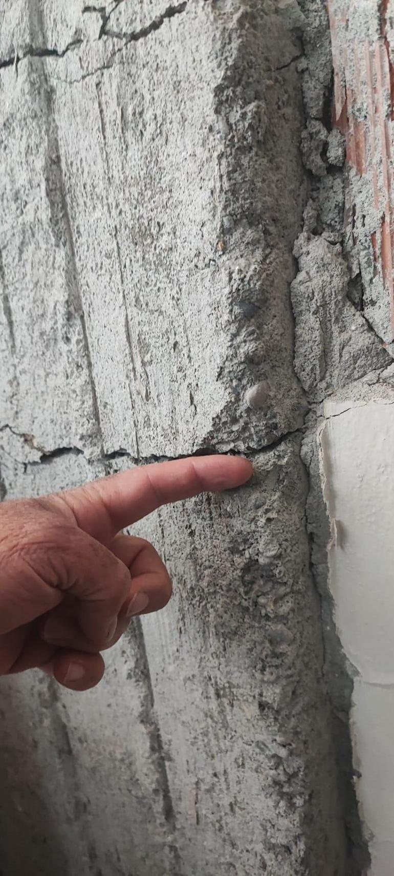 Yıkım sırasında zarar gören binaya tahliye kararı verildi; taşınamıyorlar