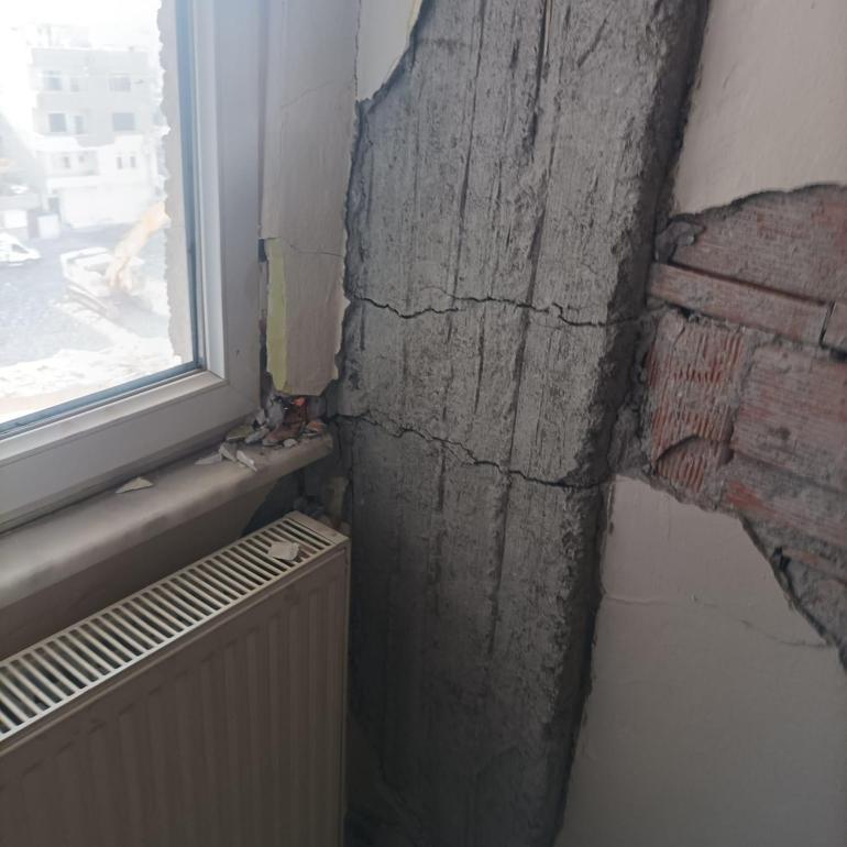 Yıkım sırasında zarar gören binaya tahliye kararı verildi; taşınamıyorlar