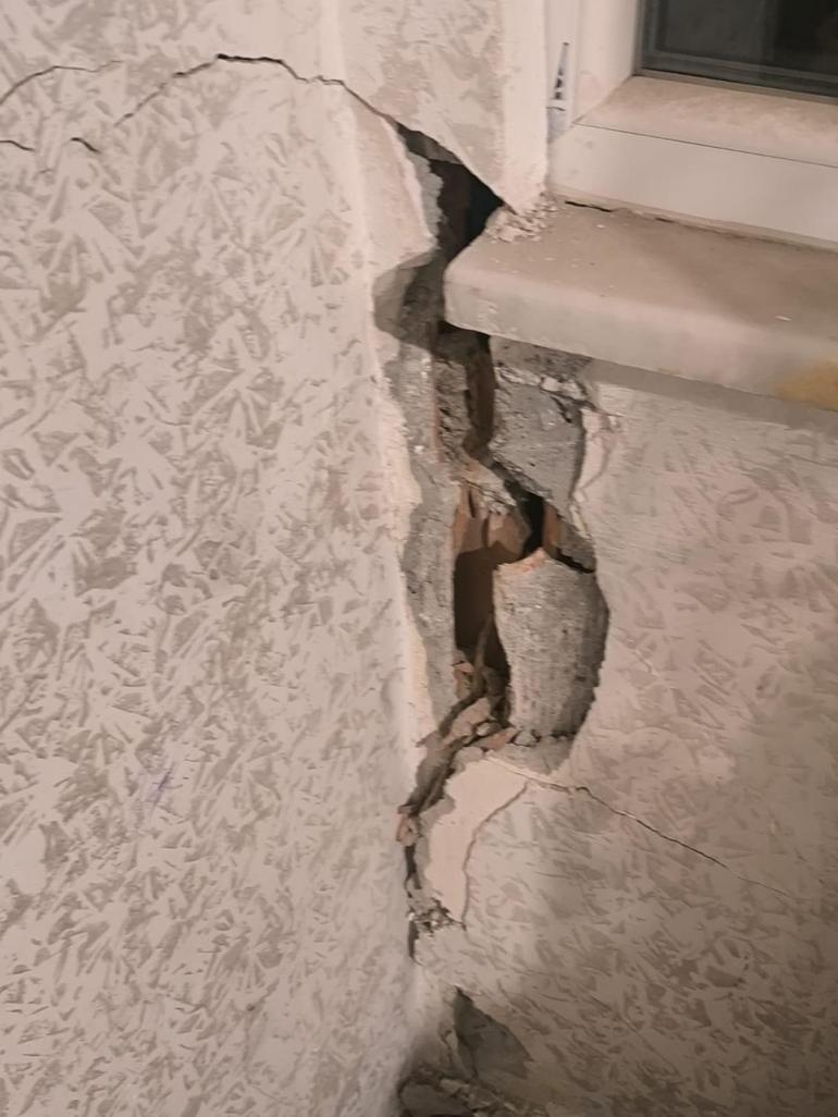 Yıkım sırasında zarar gören binaya tahliye kararı verildi; taşınamıyorlar