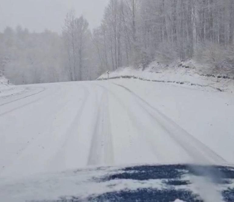 İnegöl-Domaniç yolunda yoğun kar yağışı