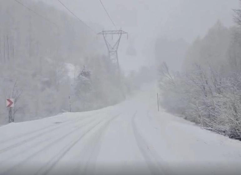İnegöl-Domaniç yolunda yoğun kar yağışı