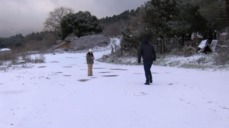 Kartal Aydosta çatılar beyaza büründü