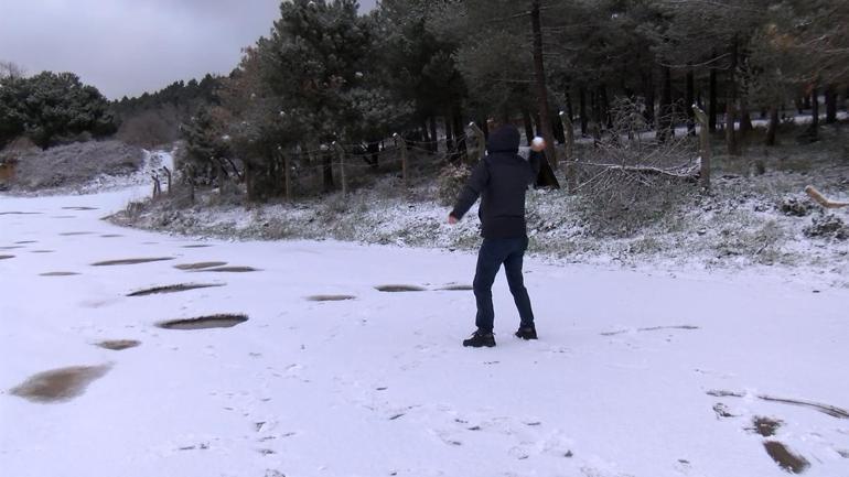 Kartal Aydosta çatılar beyaza büründü