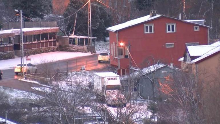 Kartal Aydosta çatılar beyaza büründü