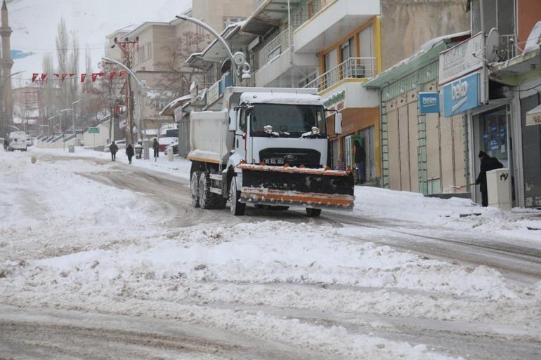 Yurtta kar yağışı; bazı yerleşim yerleri ulaşıma kapandı